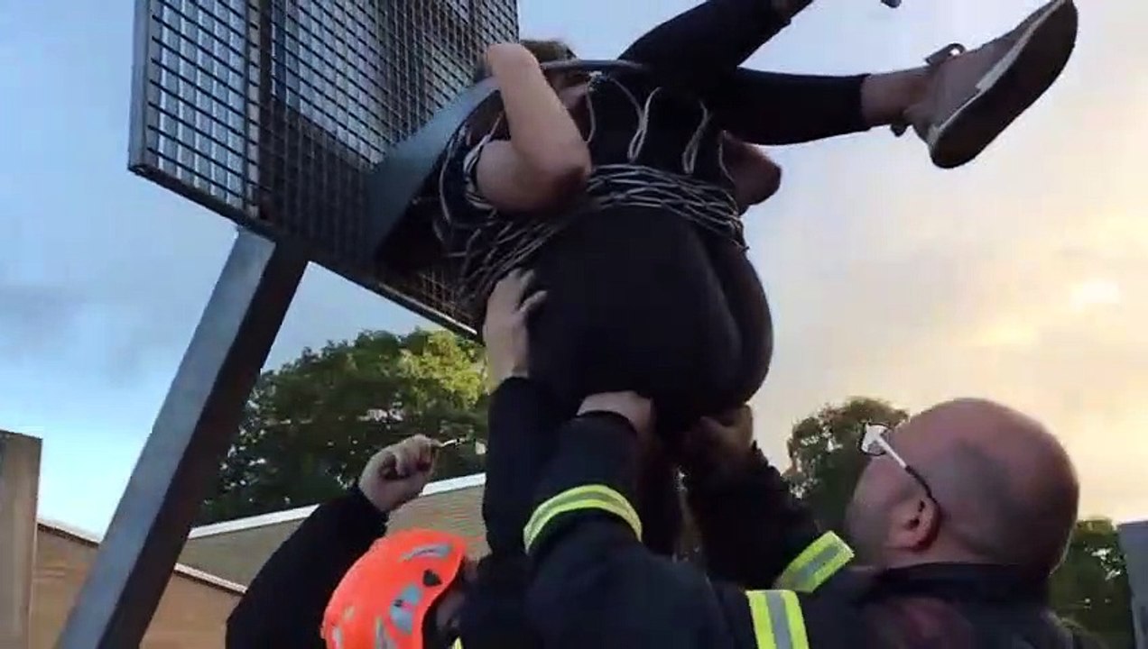 Elle se retrouve coincée dans le panier de basket