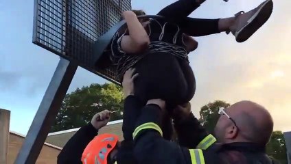 Elle se retrouve coincée dans le panier de basket