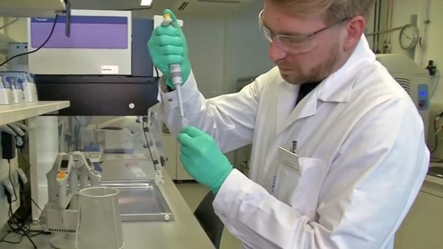 لقاح ضد كورونا.. سباق ضد الزمن بالمختبرات وحرب سياسية في الكواليس