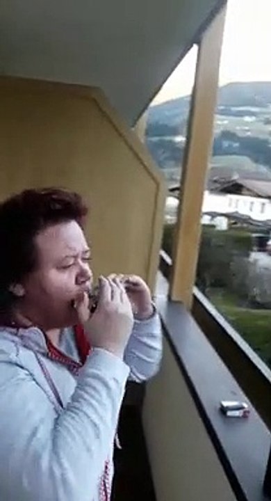 I am from Austria mit Mundharmonika