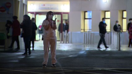 Personal sanitario devuelve los aplausos a los ciudadanos