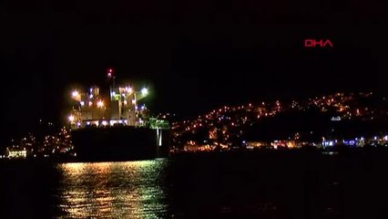İSTANBUL BOĞAZI'NDA DÜMENİ KİTLENEN GEMİ KIYIYA ÇEKİLİYOR