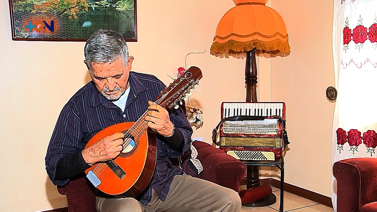 tn7-Con 75 años compone y toca canciones de Sa...