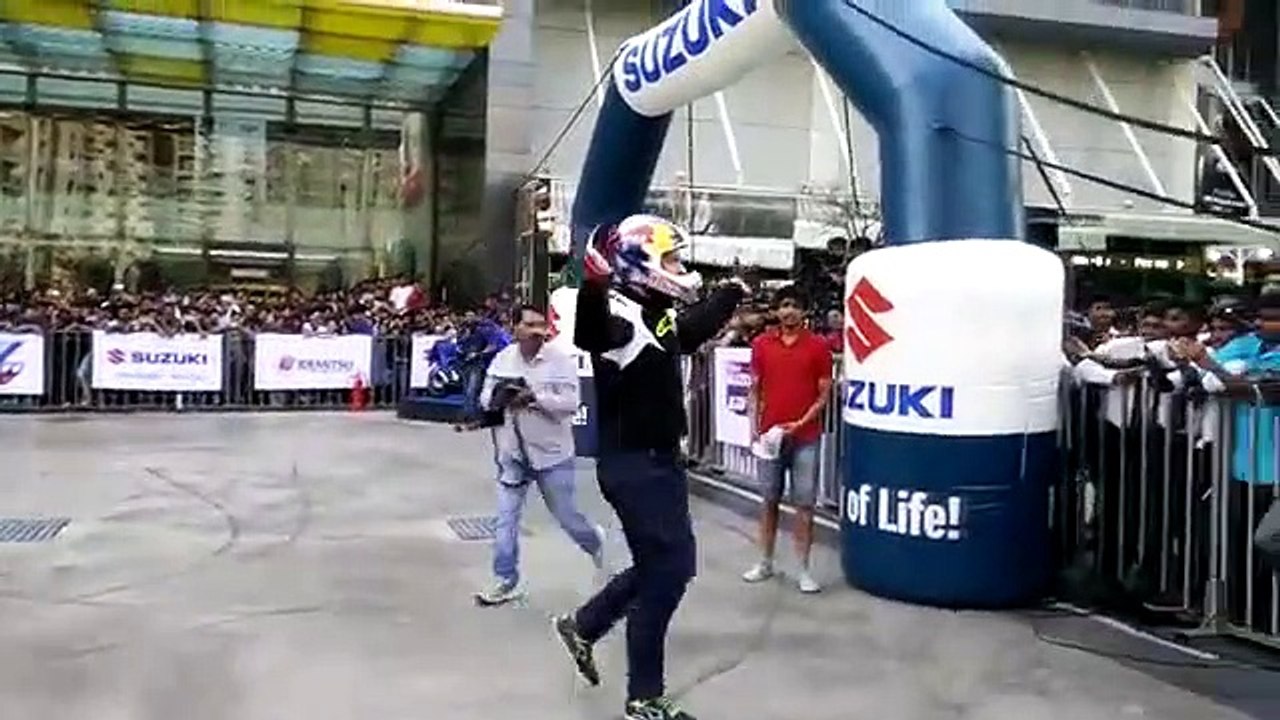 Suzuki_Gixxer_2018_Launch_with_Stunt_Rider_-_ARAS_GIBIEZA(360p)