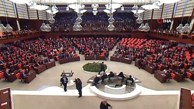 Cuma namazı ve cemaatle namaza ara verilmiştir