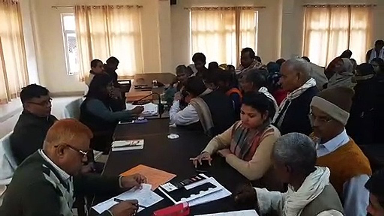 इटावाः मॉडर्न तहसील में SDM की अध्यक्षता में सम्पूर्ण समाधान दिवस का आयोजन