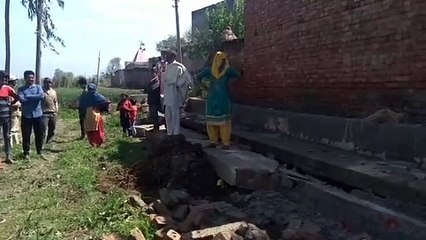 Tải video: कैराना: नाला क्षतिग्रस्त होने से गेहूं नष्ट, एसडीएम से शिकायत