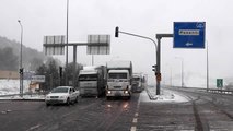 Adana-Ankara otoyolunda kar yağışı nedeniyle ulaşım aksıyor - ADANA