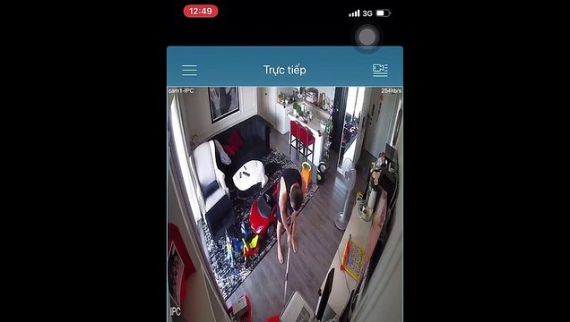 Thúy Diễm quay lén Lương Thế Thành dọn dẹp mùa dịch