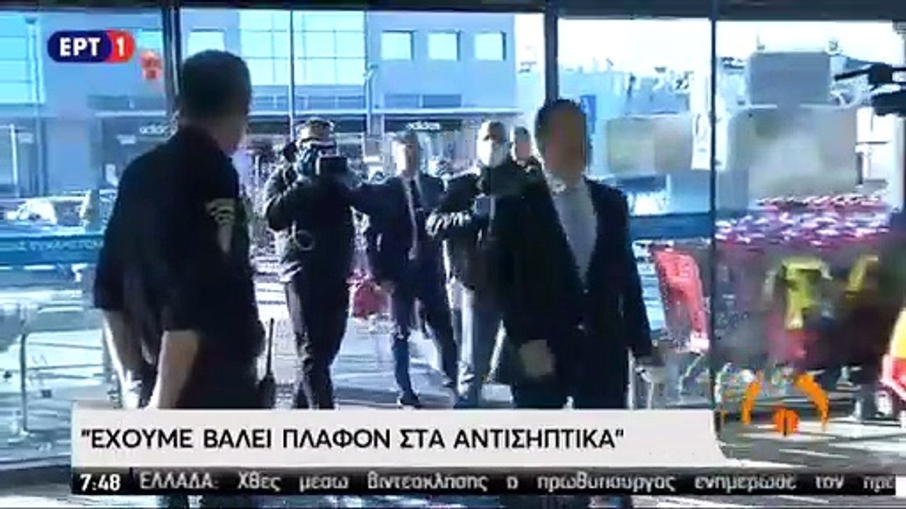 Άδωνις Γεωργιάδης: Καθαρίζει το ακουστικό με αντισηπτικό πριν το βάλει στο αυτί του