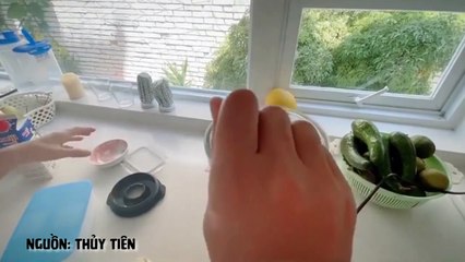 Công Vinh làm sinh tố chuối cho Thủy Tiên