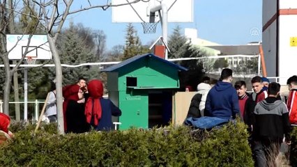 Okulda güvercin beslenerek öğrencilere hayvan sevgisi aşılanıyor