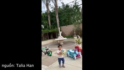 Con gái Thanh Thảo chơi đá banh