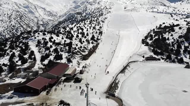 Adrenalin tutkunu baba kızın paraşütlü kayak keyfi