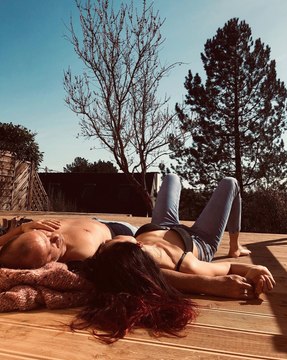 Delphine Wespiser : elle se confine chez elle en petite tenue et provoque la colère des internautes