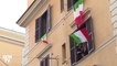 Coronavirus: des Italiens entonnent "Volare" depuis leurs balcons