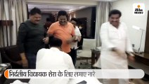 होटल में ठहरे कांग्रेस विधायकों की मस्ती, बेंगलुरू में बागी विधायक गोयल ने सुनाया गाना