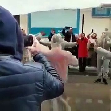 Koronavirüs engel olamadı... Medikal tulum ve maskeyle düğün yaptılar