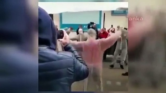 Koronavirüs | Bursa'da bir grup, sokak düğününe medikal tulum ile katıldı