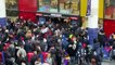 Une centaine de personnes se pressent aux portes d’un supermarché à Saint-Denis, en banlieue parisienne, au lendemain de l’annonce du Président Macron renforçant les restrictions de déplacement face au covid19