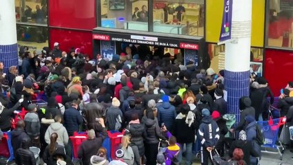 Une centaine de personnes se pressent aux portes d’un supermarché à Saint-Denis, en banlieue parisienne, au lendemain de l’annonce du Président Macron renforçant les restrictions de déplacement face au covid19