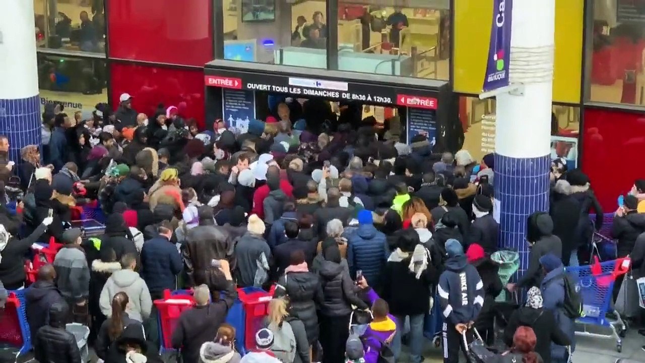 Une centaine de personnes se pressent aux portes d’un supermarché à Saint-Denis, en banlieue parisienne, au lendemain de l’annonce du Président Macron renforçant les restrictions de déplacement face au covid19