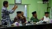 Personel dari Unit Kimia Biologi Radioaktif (KBR) Gegana Brimob Polda Jabar menyemprotkan cairan disinfektan di sajadah Masjid Raya Bandung, Jalan Dalem Kaum, Kota Bandung.