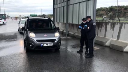 Polisler koronavirüse karşı maske ve eldivenle uygulama yaptı