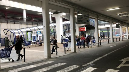 Affluence devant le centre Leclerc Atout Sud