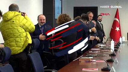 Bakan Varank, toplantıya katılanların eline kolonya döktü