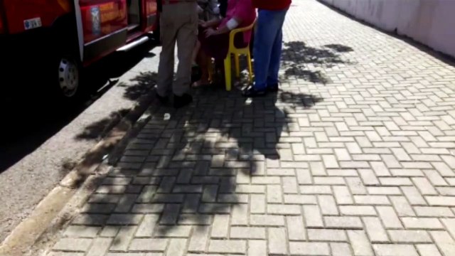 Idosa é socorrida após ser atropelada por moto na Rua Minas Gerais