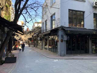 Koronavirüs önlemleri neticesinde kafeler kapatılırken, sokaklar boş kaldı