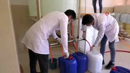 Öğretmen ve öğrenciler 55 saatte 38 ton dezenfektan üretti