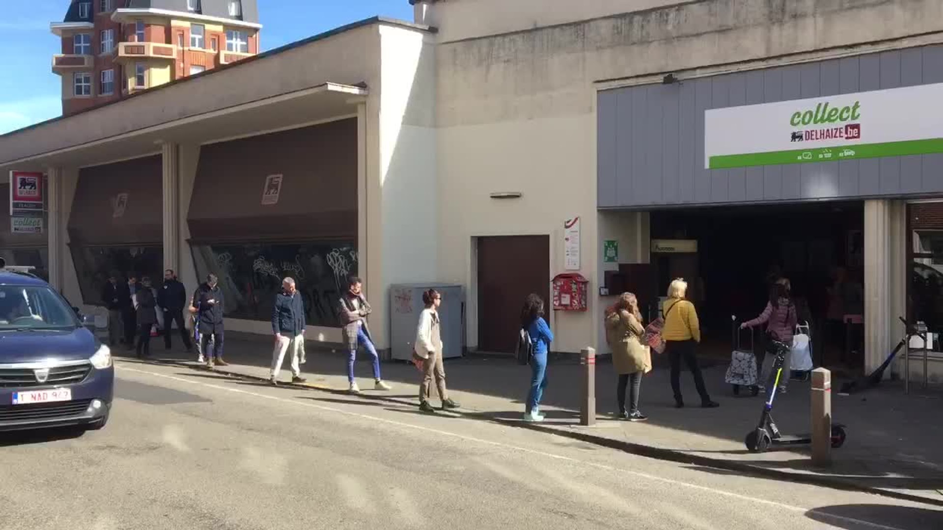 File devant le supermarché Delhaize, rue De Hennin, Ixelles - Vidéo  Dailymotion