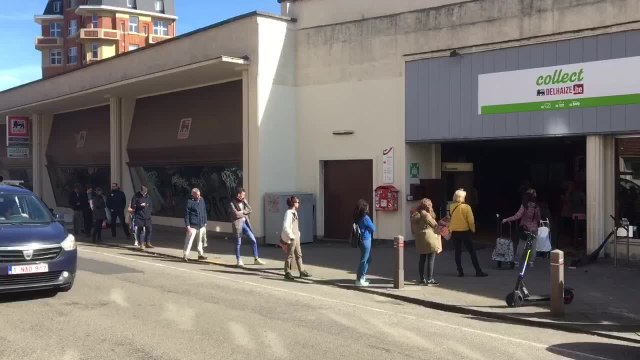 File devant le supermarché Delhaize, rue De Hennin, Ixelles