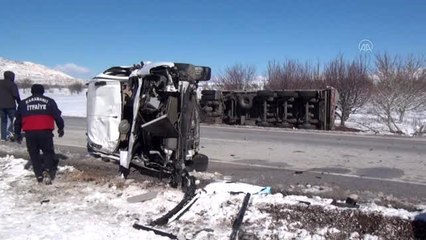 Tırla hafif ticari araç çarpıştı: 2 yaralı