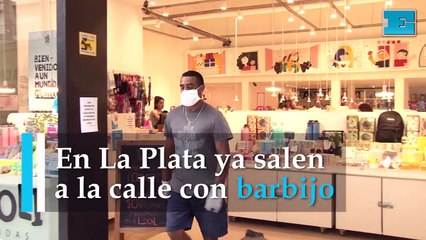 En La Plata ya salen a la calle con barbijo y conseguirlo en farmacias es casi imposible