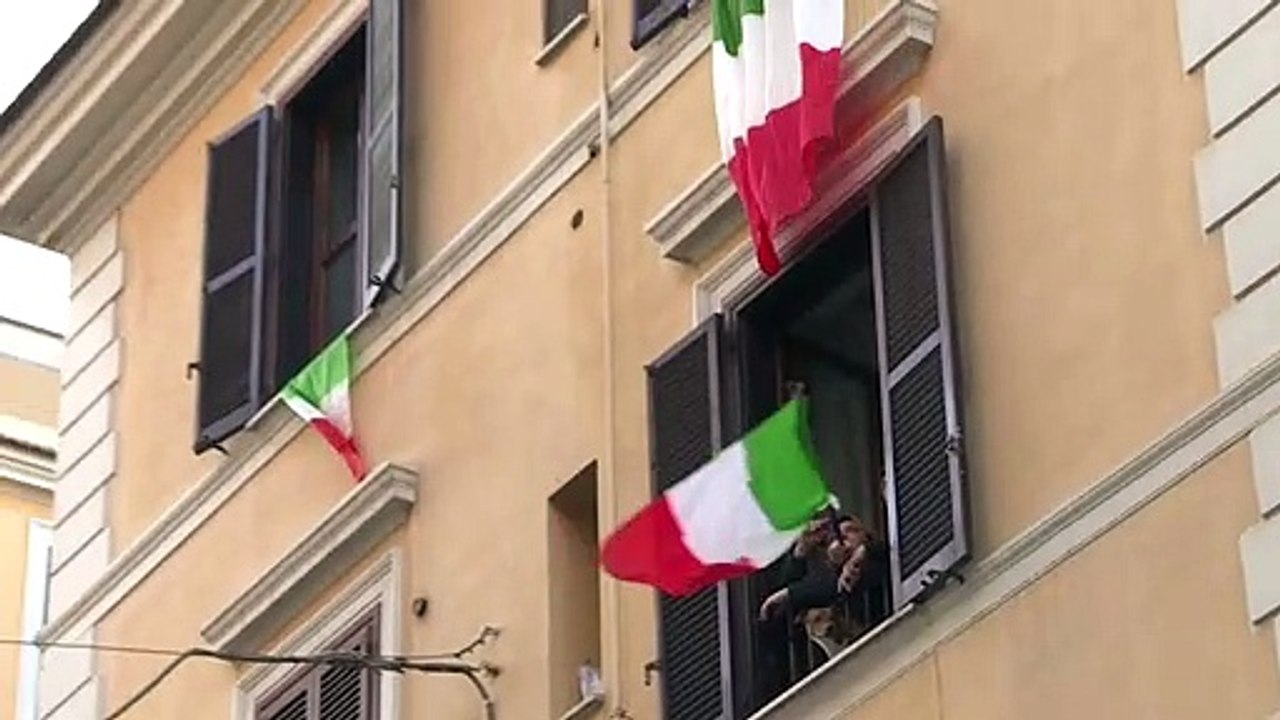 Kollektives Singen am Fenster in der Corona-Quarantäne