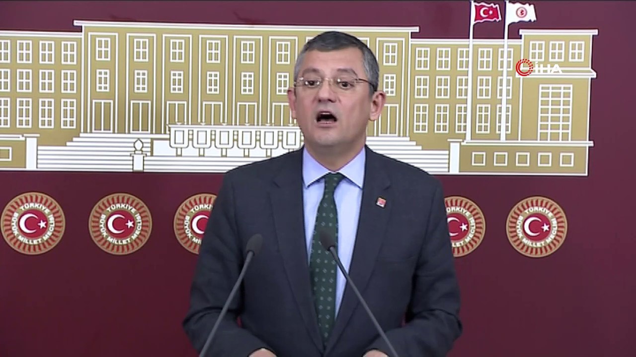CHP Grup Başkanvekili Özgür Özel: “Emekli olanlar da bu kriz boyunca geri çağrılmalı. Uzun nöbetten sonra yorgun şekilde toplu taşımaya binmesi ya da kendi arabası yerine mesai gidiş gelişte dinleyicileri derhal tedbir al
