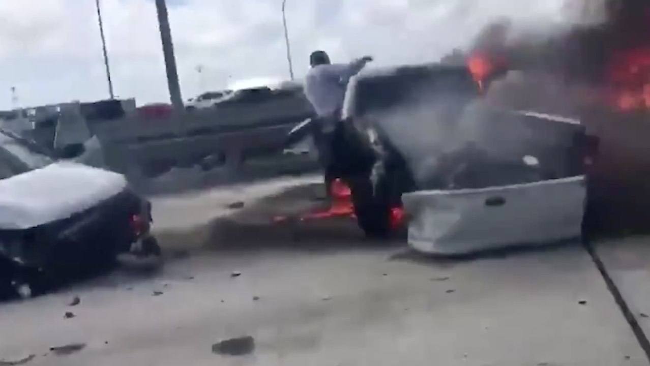 Pendant que vingt personnes filment, il le sauve des flammes