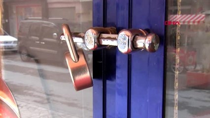 Samsun'da dükkanlar kapalı, vatandaş sokakta