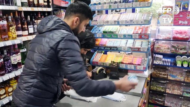 En un pueblo escocés los comerciantes ayudan a ancianos preocupados por la pandemia