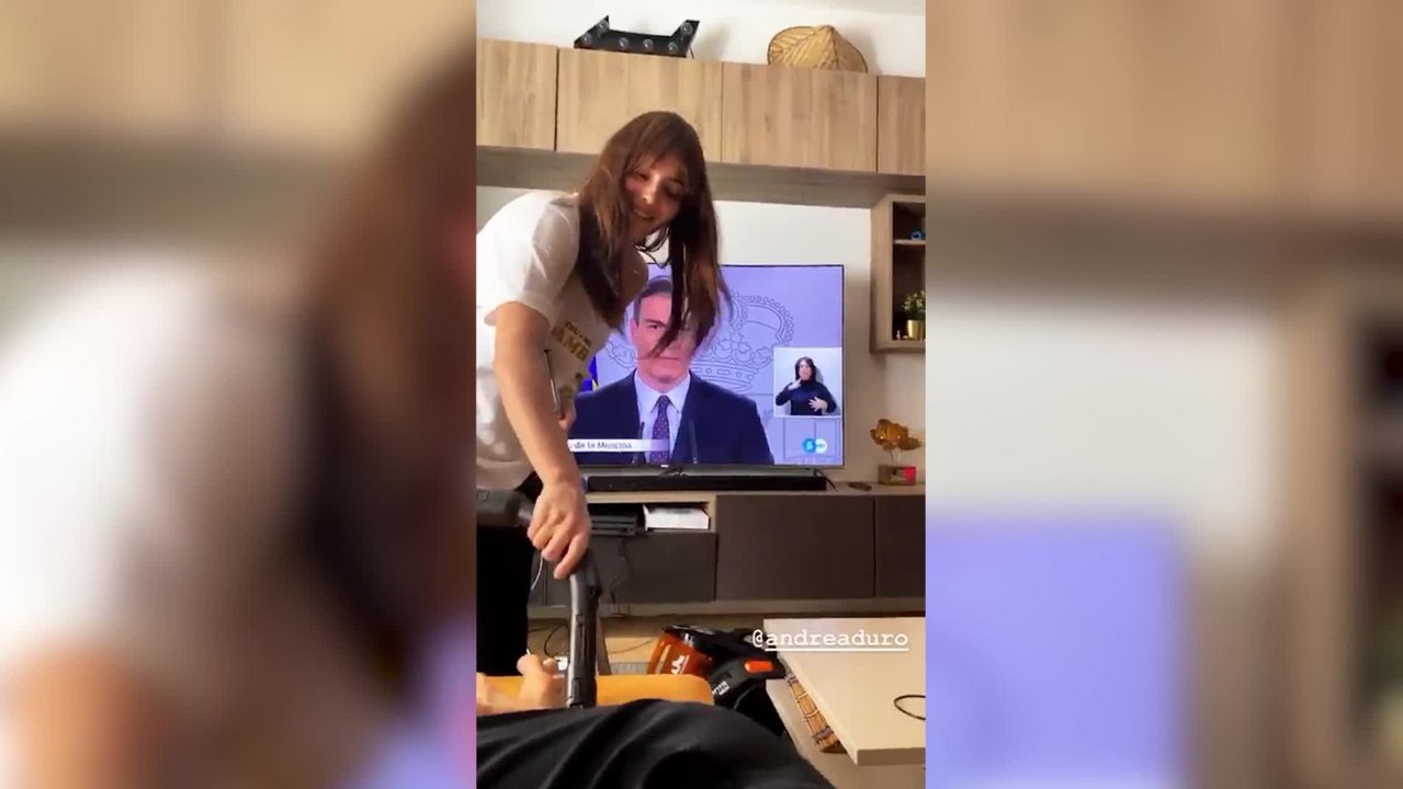 Andrea Duro y Juan Betancourt se entretienen durante la cuarentena