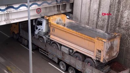 ELAZIĞ TIR'ın taşıdığı kamyon alt geçide sıkıştı