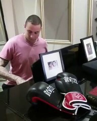 بعصبية شديدة الفيشاي يحذر من انتقال فيروس كورونا بملامسة الوجه