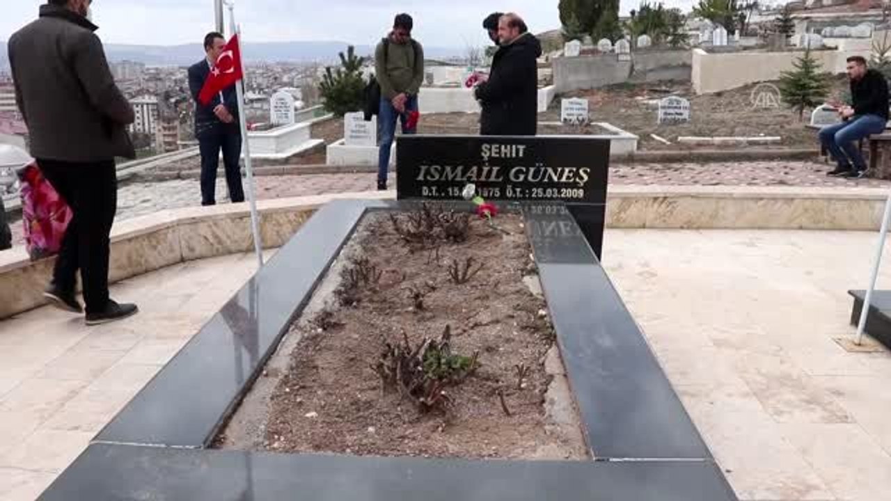 Meslektaşları, gazeteci İsmail Güneş'i kabri başında andı