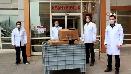 - Manisa'da eczacılardan sağlıkçılara maske bağışı