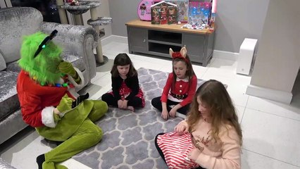 Sophia,  Isabella e Alice na Festa do Natal com Presentes e Surpresas