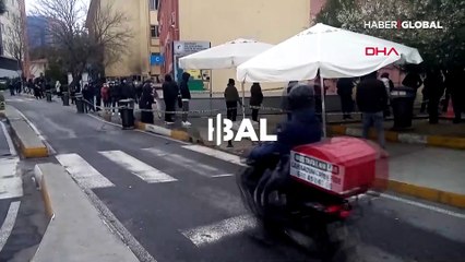 Bakırköy'de koronavirüs test kuyruğu... Bugün daha da uzadı