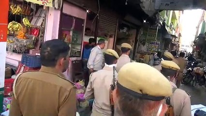 शामली पुलिस ने एनाउंसमेंट कर दुकानों से हटाई भीड़